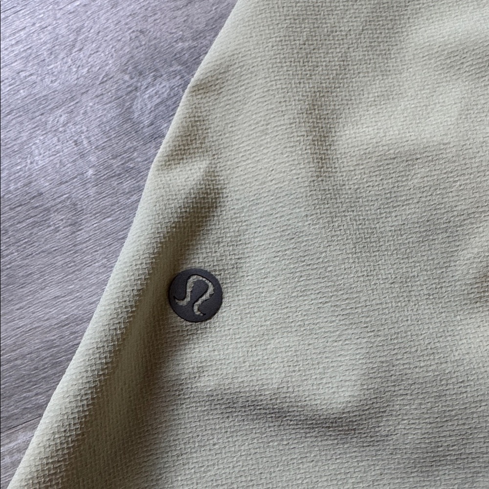 Lululemon men’s shorts size medium - Picture 5 of 5
